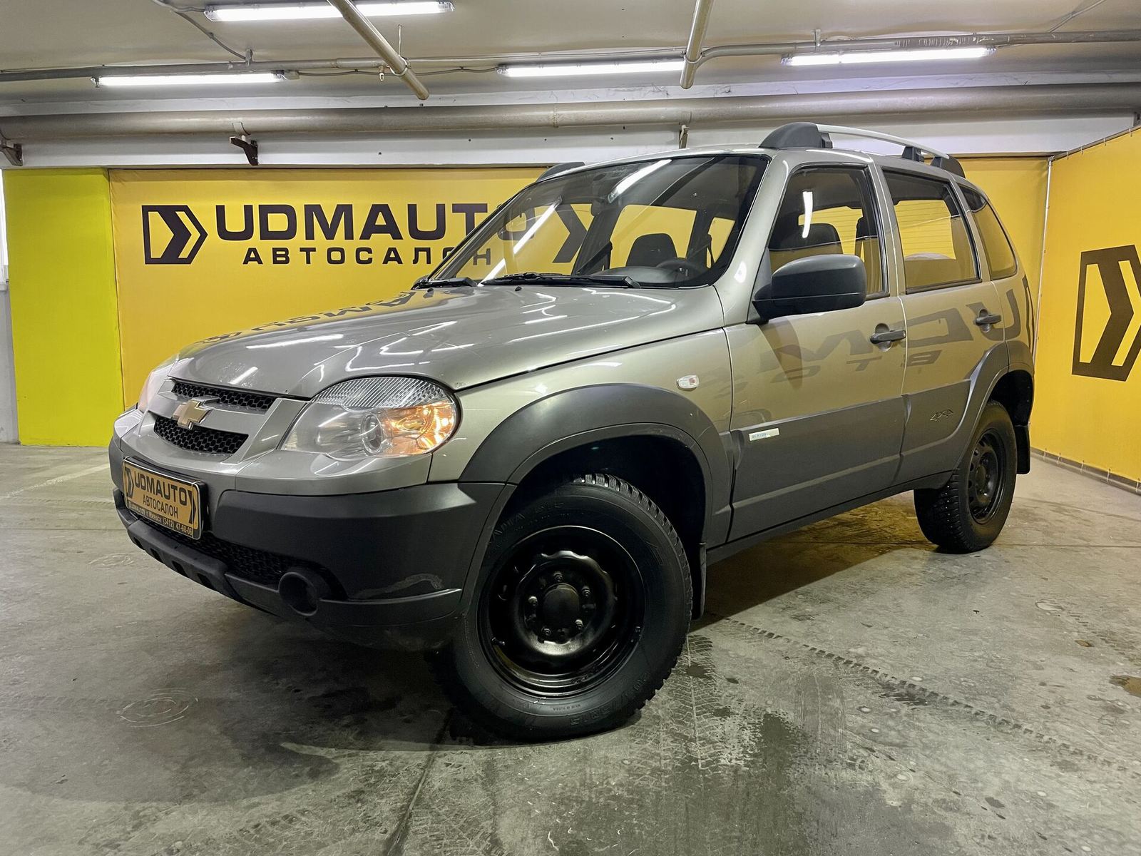 Нива мордовии. Chevrolet Niva 2009. Chevrolet Niva 2013 года. Цвет 903 Нива Шевроле. Золотая Нива Шевроле с серыми бамперами.